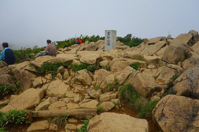 至仏山登山道