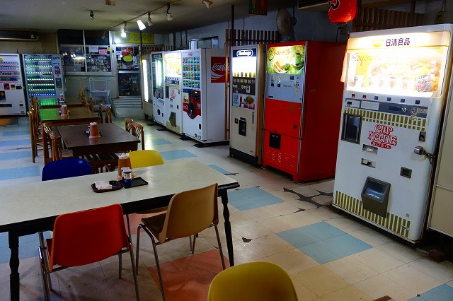 ドライブイン七興自販機コーナー