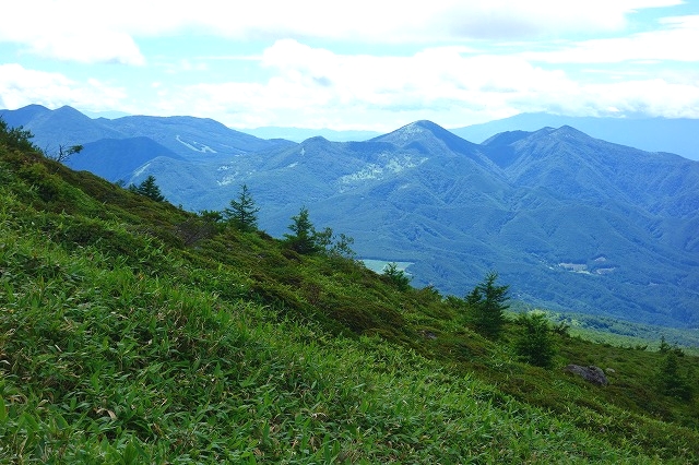 根子岳登山道から見る湯ノ丸山、烏帽子岳