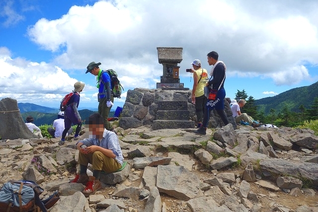 根子岳山頂の社