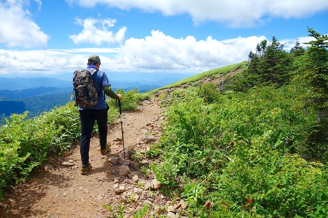 四阿山から根子岳へ向かう登山者
